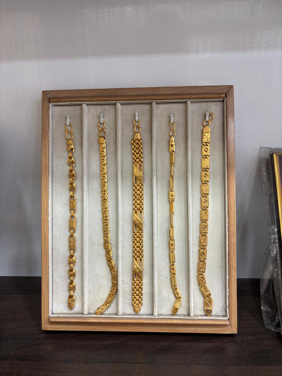 જેન્ટ્સ ફેન્સી ગોલ્ડ બ્રેસલેટ