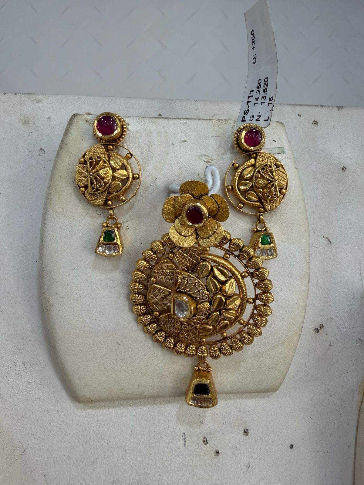 રવાડી પેન્ડન્ટ સેટ
