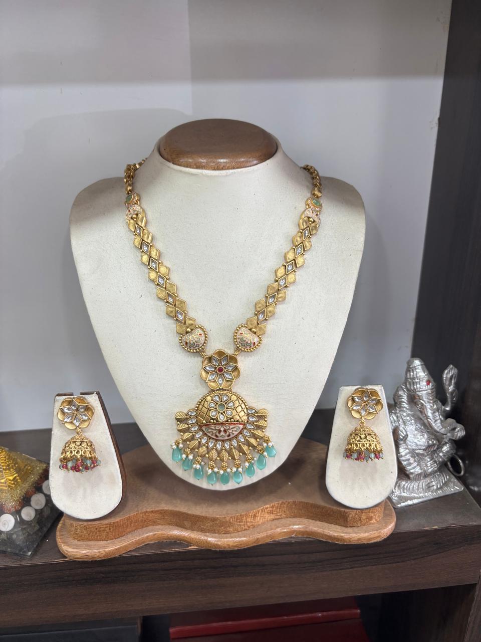 લોંગ કુંદન નેકલેસ સેટ